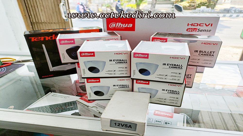 <p>Kamera CCTV merupakan perangkat keamanan yang mentransmisi sinyal tertutup untuk menuju monitor dalam menjalankan fungsinya sebagai sitem pengawasan, anda dapat memantau kondisi yang terjadi dari jarak jauh keberadaan anda saat ini, anda dapat memantaunya melalui handphone atau tablet yang anda miliki, dengan begitu anda dapat memantau kondisi dengan mudah.</p>